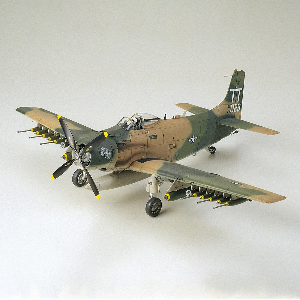 Tamiya Douglas A-1J Skyraider USAF surenkamas modelis, 1:48